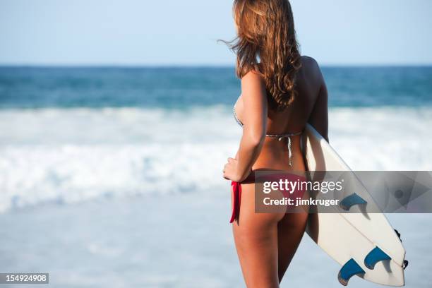 hermoso surfista de modelado con tabla de planchar en hawai. - beach bum fotografías e imágenes de stock