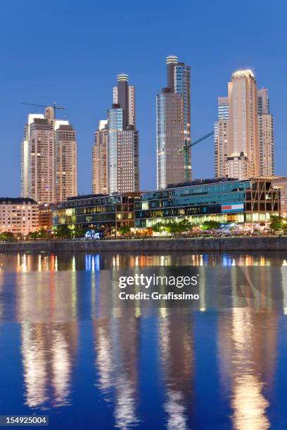 blaue nacht auf puerto madero, buenos aires, argentinien - puerto madero stock-fotos und bilder