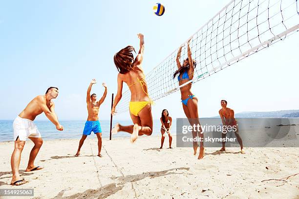 grande equipe de pessoas estão jogando vôlei de praia - beach volleyball - fotografias e filmes do acervo