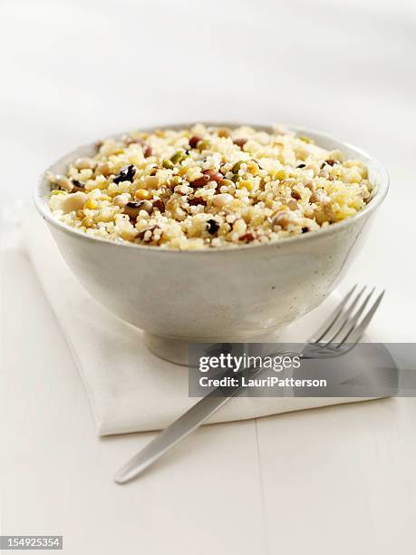 quinoa and bean salad - quinoa stockfoto's en -beelden