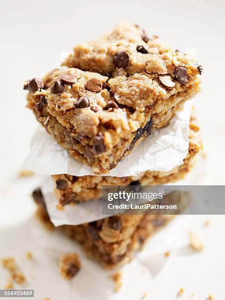 gluten free, chocolate chip dessert squares - chocoladedruppel stockfoto's en -beelden