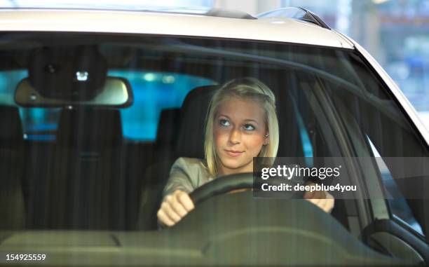 conduire une voiture (regardant dans le miroir - fahrschule photos et images de collection