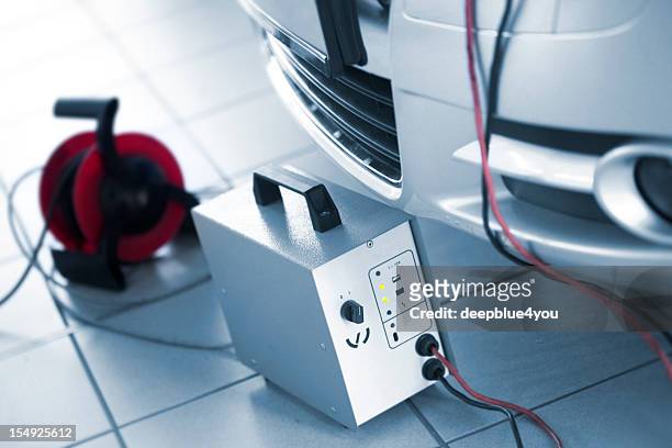 auto im autohaus ladegerät - autobatterie stock-fotos und bilder