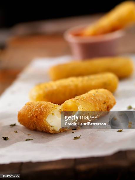 crocantes mozzarella barras - breaded fotografías e imágenes de stock
