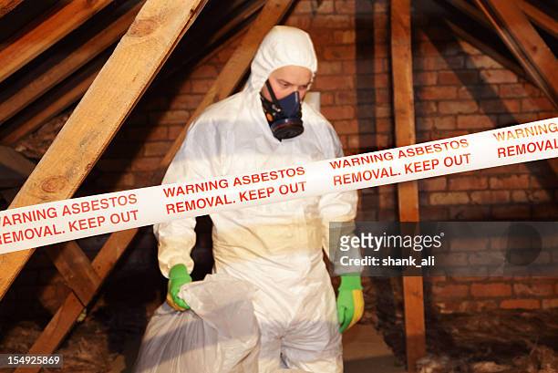 man removing asbestos - toxic waste 個照片及圖片檔