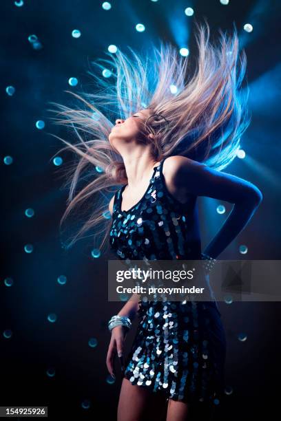 joven mujer bailando en la discoteca fondo de humos - silver dress fotografías e imágenes de stock