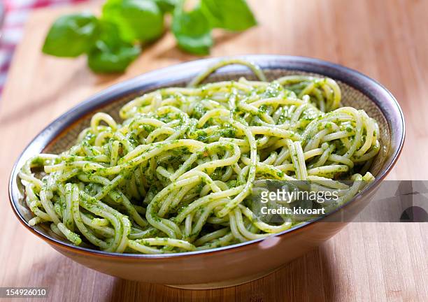 spaghetti mit pesto - pesto stock-fotos und bilder
