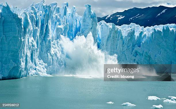 rompere il ghiaccio rocciose cadere dal ghiacciaio perito moreno - ghiacciai foto e immagini stock