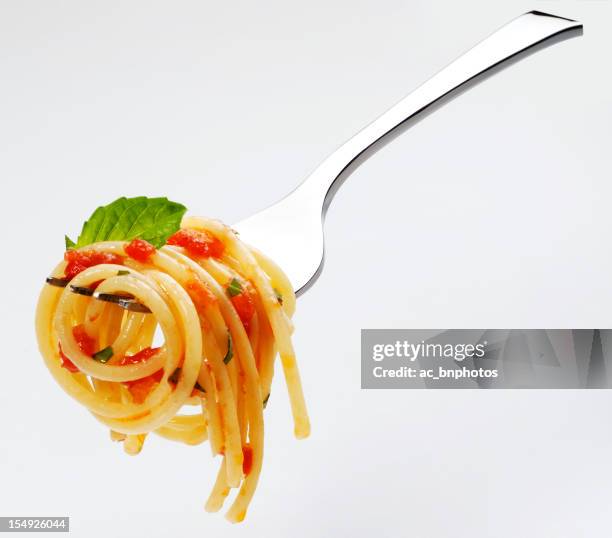 spaghetti tomato sauce and basil - fork stockfoto's en -beelden