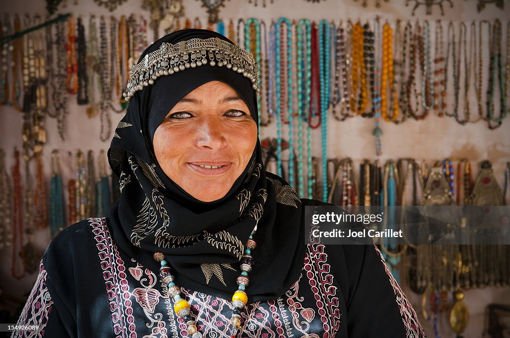Arabische Frau in ihre Souvenirladen in Petra