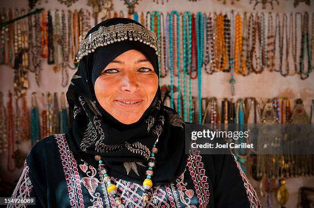 mujer árabe en su souvenir shop in petra - jordania fotografías e imágenes de stock