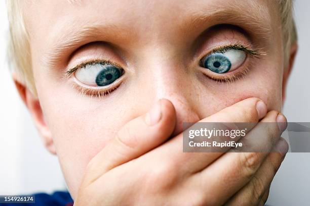 närrischem blonden jungen-looks unten, augen zukneifen - ugly boys fotos stock-fotos und bilder