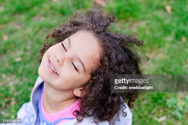 ritratto di 4 anni di età bambina guardando, all'aperto - 4 5 years foto e immagini stock