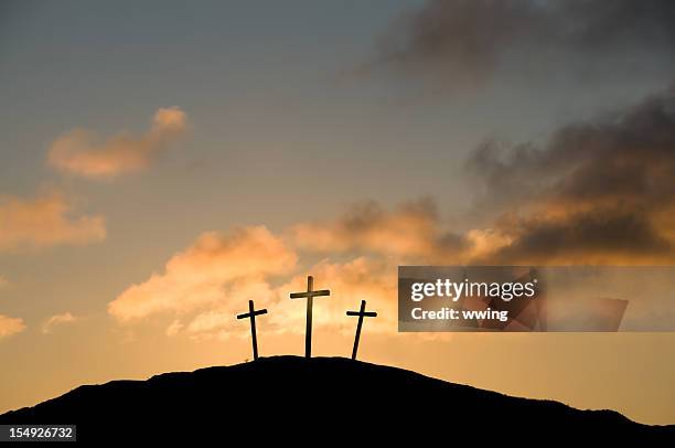 trois croix sur good friday - vendredi saint photos et images de collection