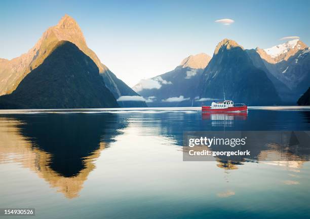 boot in milford sound - fjord milford sound stock-fotos und bilder