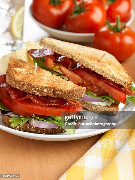 sándwiches bocadillo de beicon lechuga y tomate - bocadillo de beicon lechuga y tomate fotografías e imágenes de stock