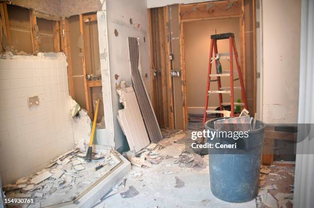 baño principal de la remodelación: demolición de fase - ruined fotografías e imágenes de stock