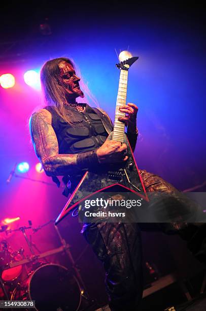 guitarrist aus metall und sängerin der band konzert im club - heavy metal stock-fotos und bilder