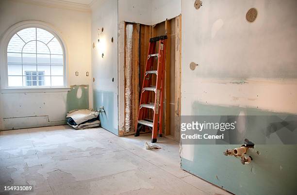 baño principal de remodelación y renovación en curso - building damage fotografías e imágenes de stock
