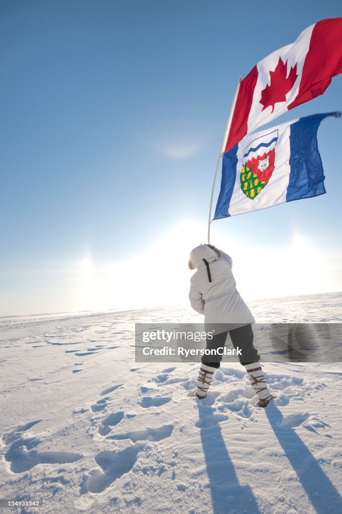 Parhélie ou Parhelion l'Arctique canadien avec drapeaux et des territoires du nord-ouest.