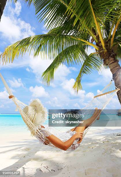 femme détente dans un hamac près de la mer. - woman hammock photos et images de collection