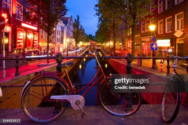 amsterdam netherlands red light district - amsterdam-red-light-district-photos stockfoto's en -beelden