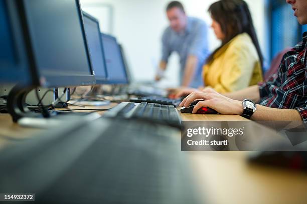 computer class - volwassen stockfoto's en -beelden