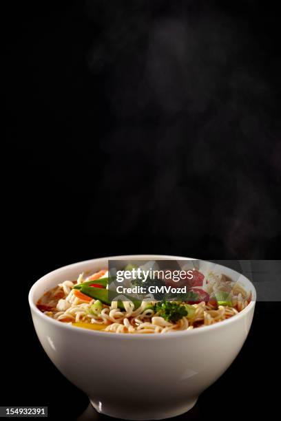hot sopa de fideos - sopa de pollo con fideos fotografías e imágenes de stock