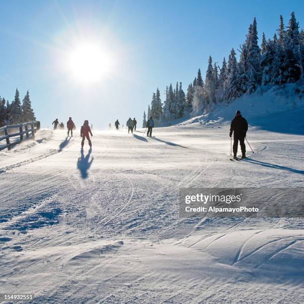 tôt le matin de ski-ii - mont tremblant photos et images de collection