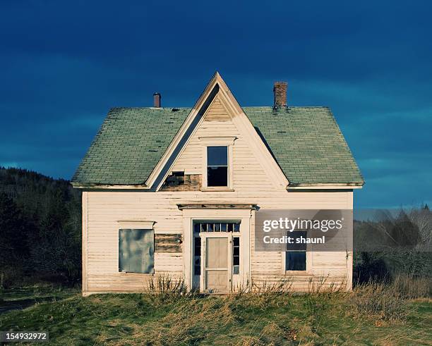 abandoned home - verlaten slechte staat stockfoto's en -beelden