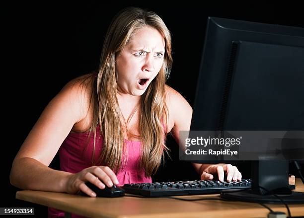 hübsche blonde ist schockiert, was ist auf dem computerbildschirm - awkward date stock-fotos und bilder