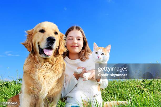 mädchen, die ein hund und eine katze sind sie im freien. - kid with cat stock-fotos und bilder