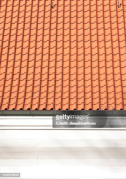 neue dach-fliesen - roof tile stock-fotos und bilder