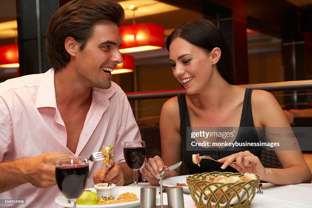 若いカップルのレストランでのお食事をお楽しみいただけます。