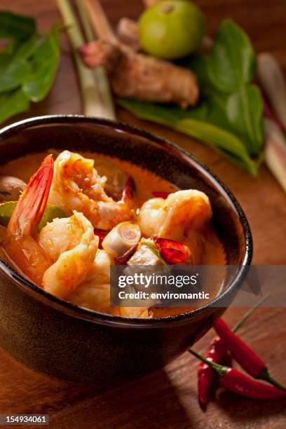 würzigem thailändischen tom yam krabbensuppe. - tom yum suppe stock-fotos und bilder