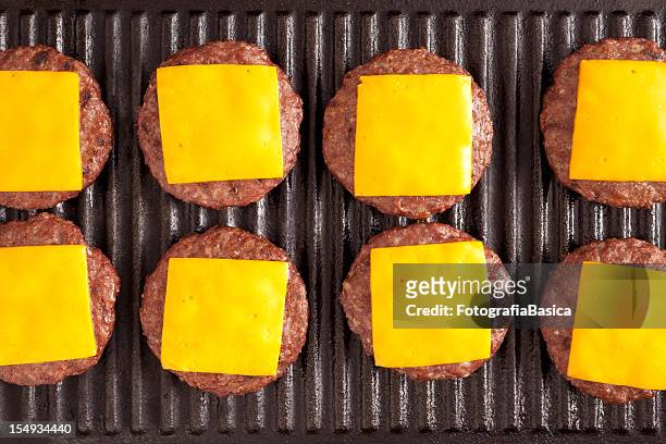 cheeseburger - fotografia da studio stock-fotos und bilder