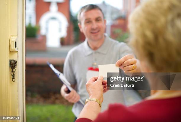 travelling salesman - deur tot deur verkoper stockfoto's en -beelden