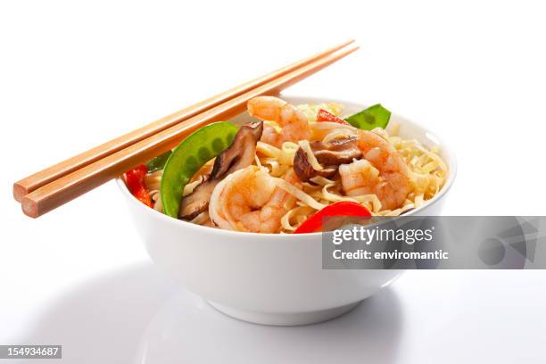 stir-fried asian noodles with prawns and chopsticks. - aziatische cultuur stockfoto's en -beelden