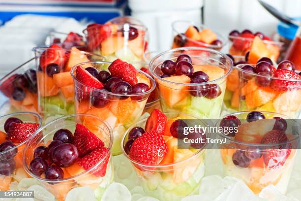 coupe de fruits - salade de fruits photos et images de collection