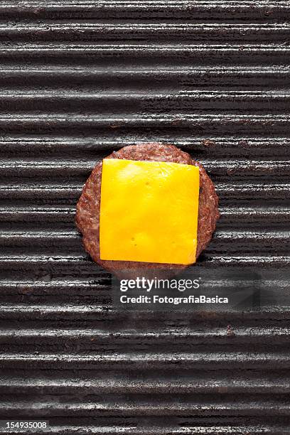 cheeseburguer - burger on grill imagens e fotografias de stock
