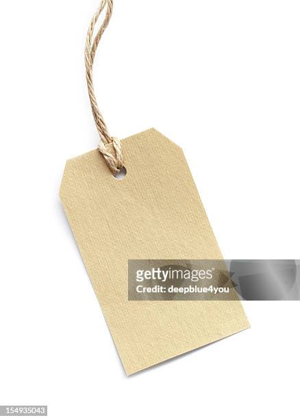 karton etichetta vuota prezzo tag su bianco - vestito marrone foto e immagini stock