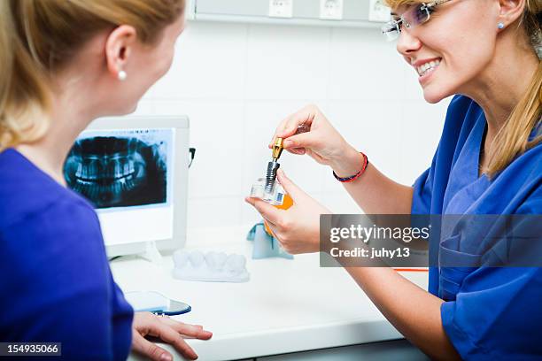 no dentista - implante dentário imagens e fotografias de stock