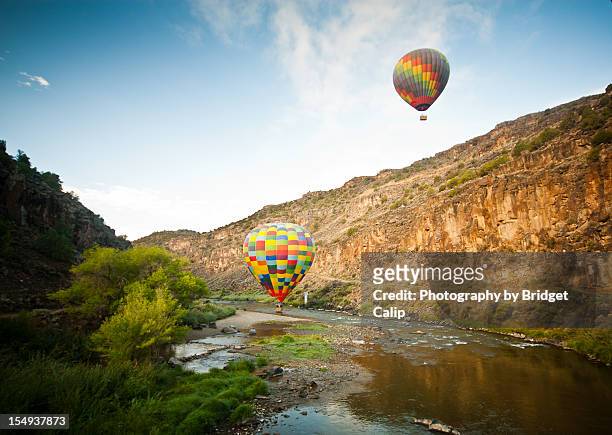 hot air balloon - taos fotografías e imágenes de stock