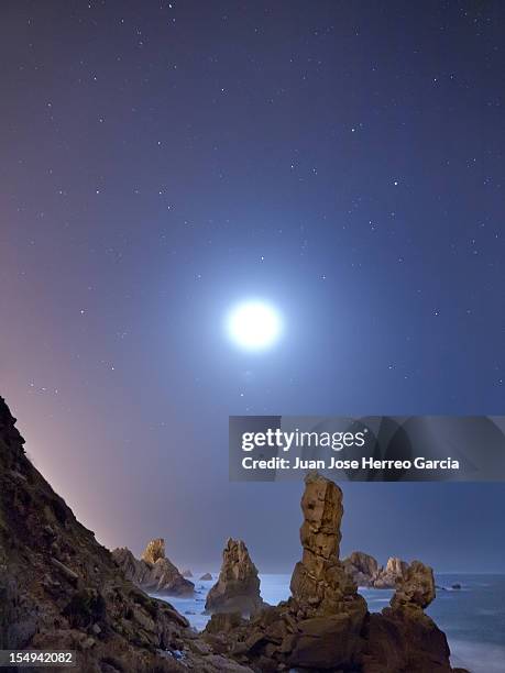 luna llena y el acantilado - luna llena stockfoto's en -beelden