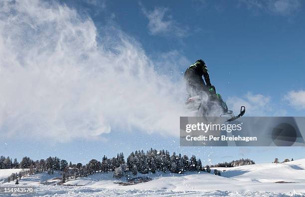 snowmobile jumping big and long - mens long jump - fotografias e filmes do acervo