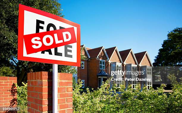 house/flat sold sign - selling foto e immagini stock