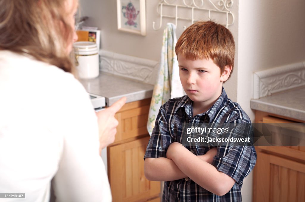 Bravo rapaz scolded por sua mãe