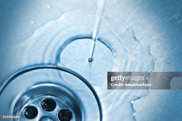 abfluss mit wasser - abfluss stock-fotos und bilder
