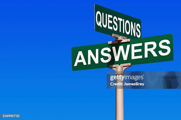 questions & answers street sign - vragen en antwoorden stockfoto's en -beelden