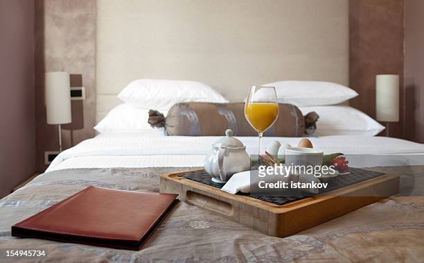 breakfast in hotel room - roomservice stockfoto's en -beelden